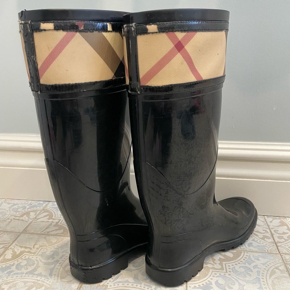 Burberry Black Rain Boots with Beige/White Check Cuff - Picture 6 of 6